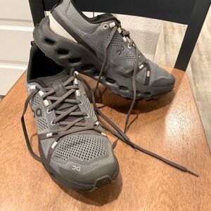 Women’s size 9 oncloud shoes (cloud surfers) on cloud